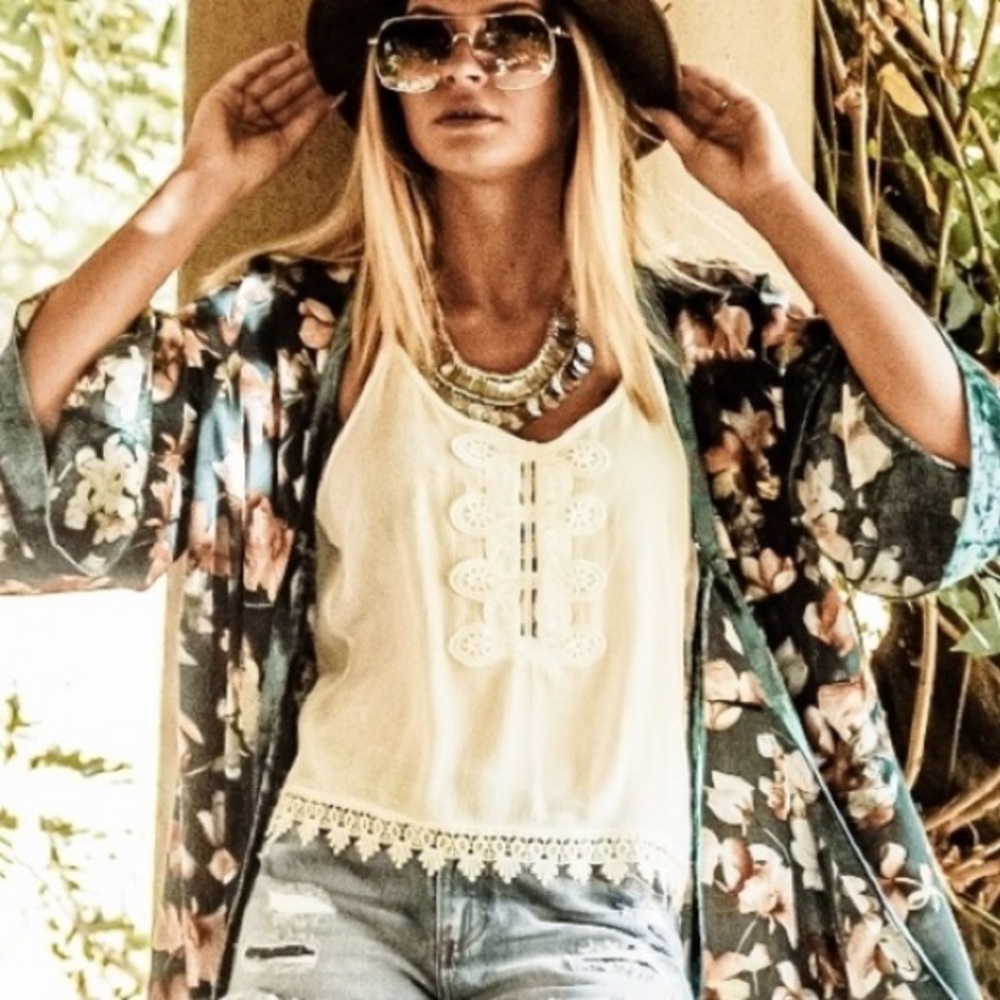 ✨JUST IN✨BOHEMIAN LACED V-BACK TOP